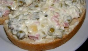 rebanada con ensalada rusa