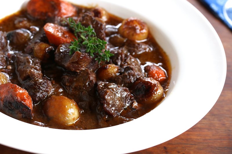 Boeuf bourguignon con patatas servido en su plato